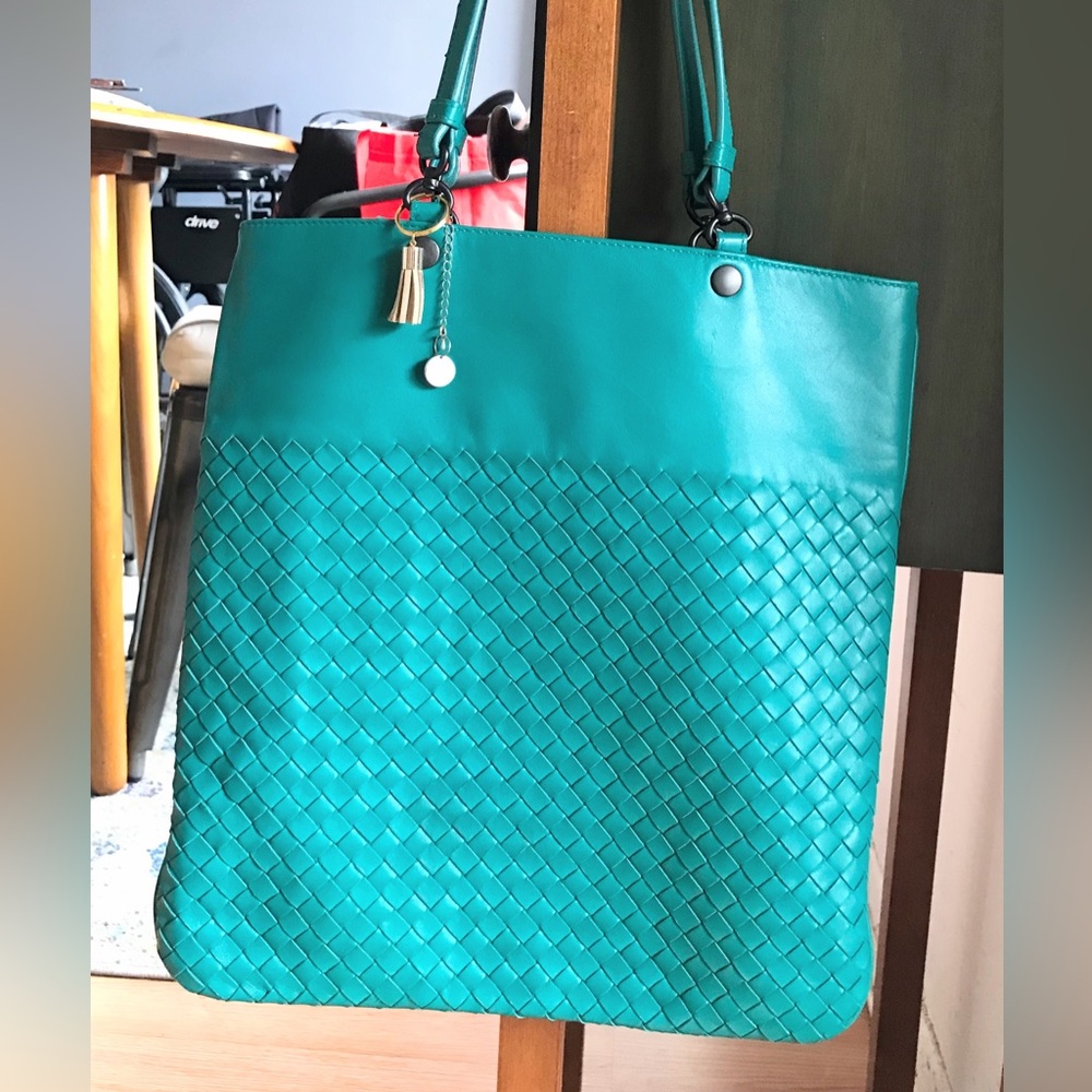 Bottega Veneta Intrecciato Aqua leather tote bag. AUTHENTIC. Original dust bag